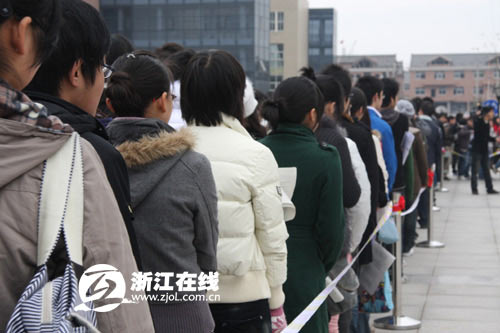 月薪底线不到千元 4万学生风中排队应聘(图)