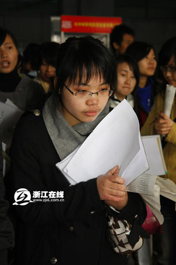 月薪底线不到千元 4万学生风中排队应聘(图)